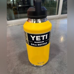 NEW!! YETI RAMBLER 64oz BOTTLE WITH CHUG CAP, (ALPINE YELLOW)
